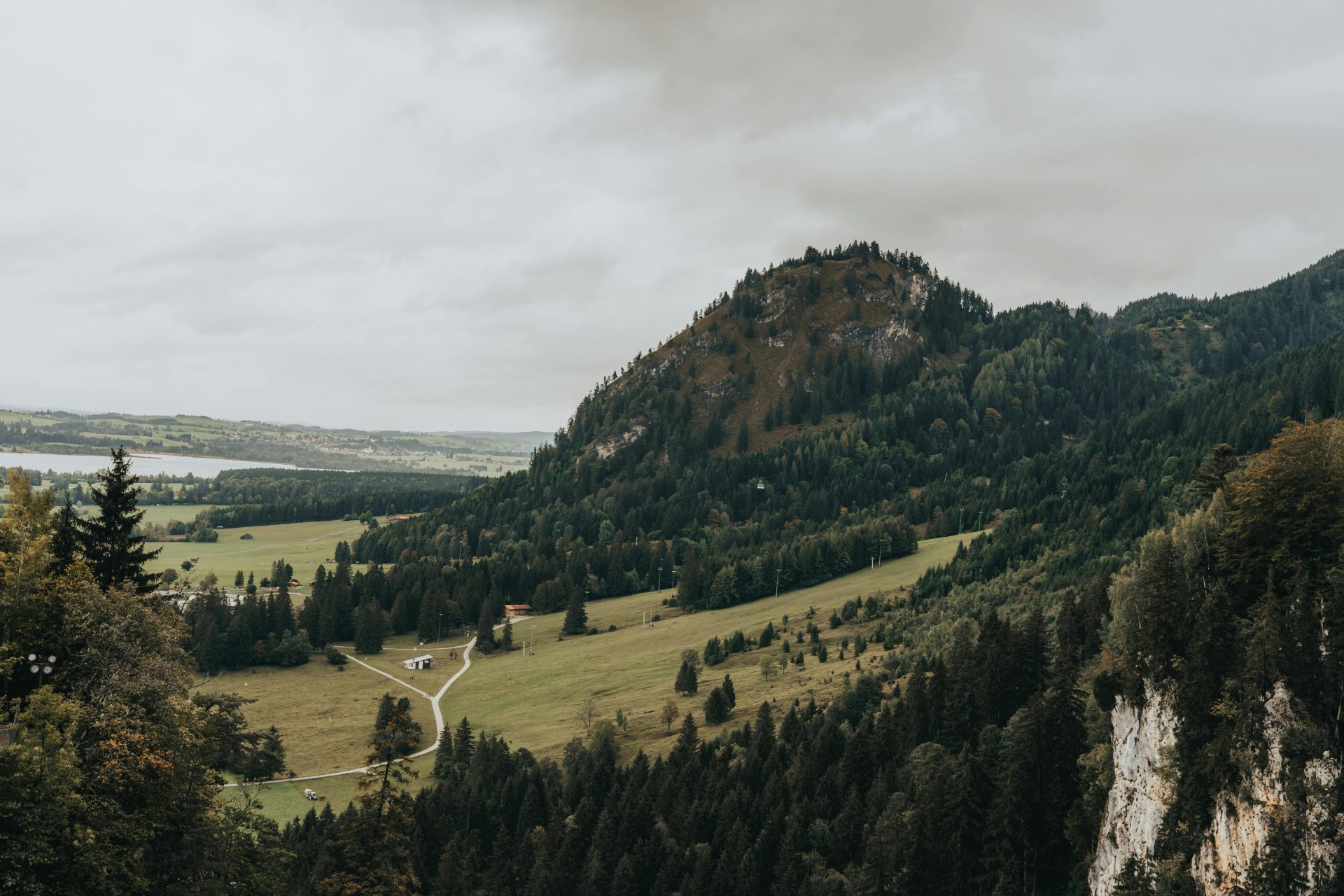 Friedliche Berglandschaft mit Wäldern und Weiden in Baiern, Deutschland, ideal für Naturliebhaber.