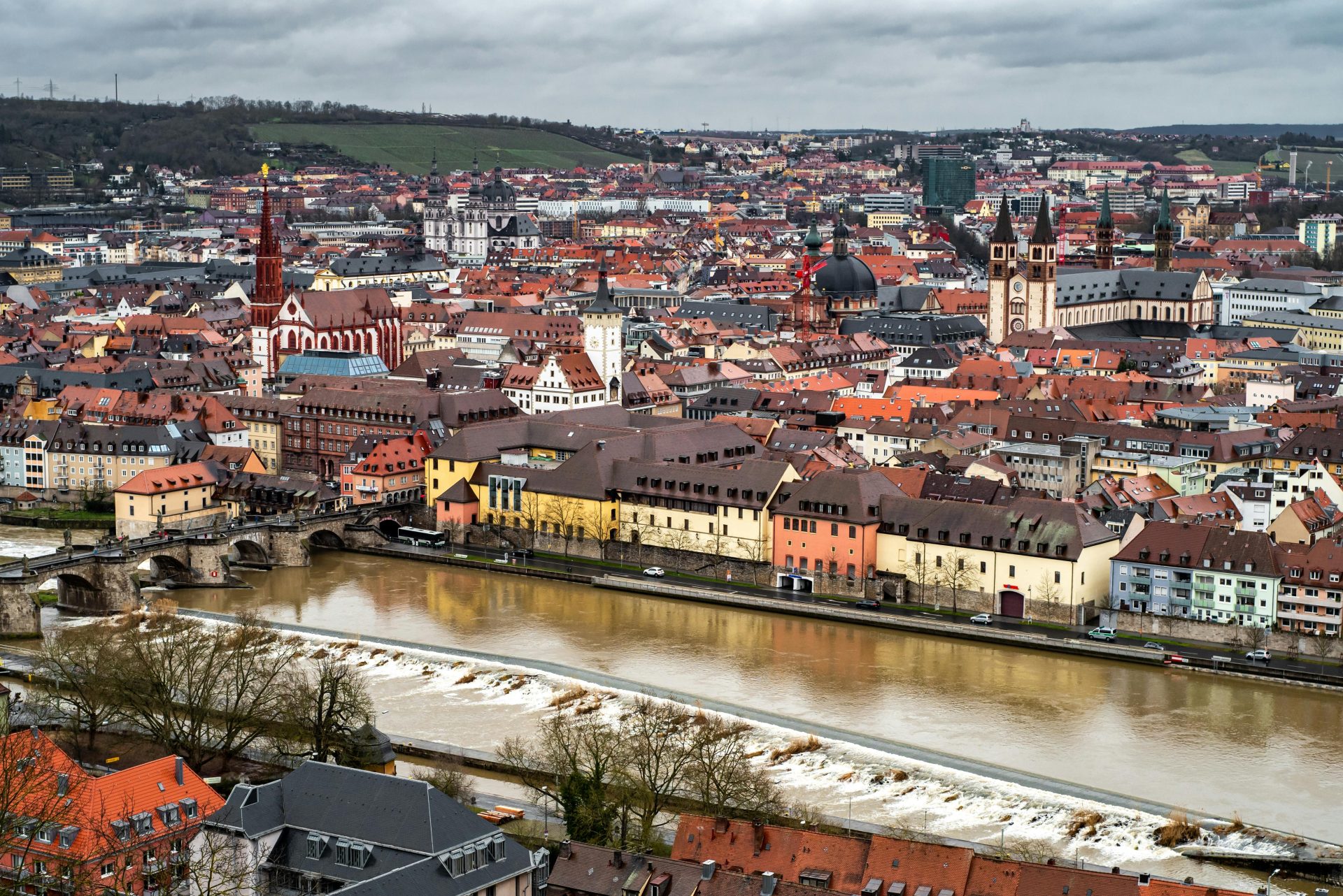 Atemberaubende Luftaufnahme von Würzburg in Bayern, die historische Architektur und malerische Landschaften zeigt.