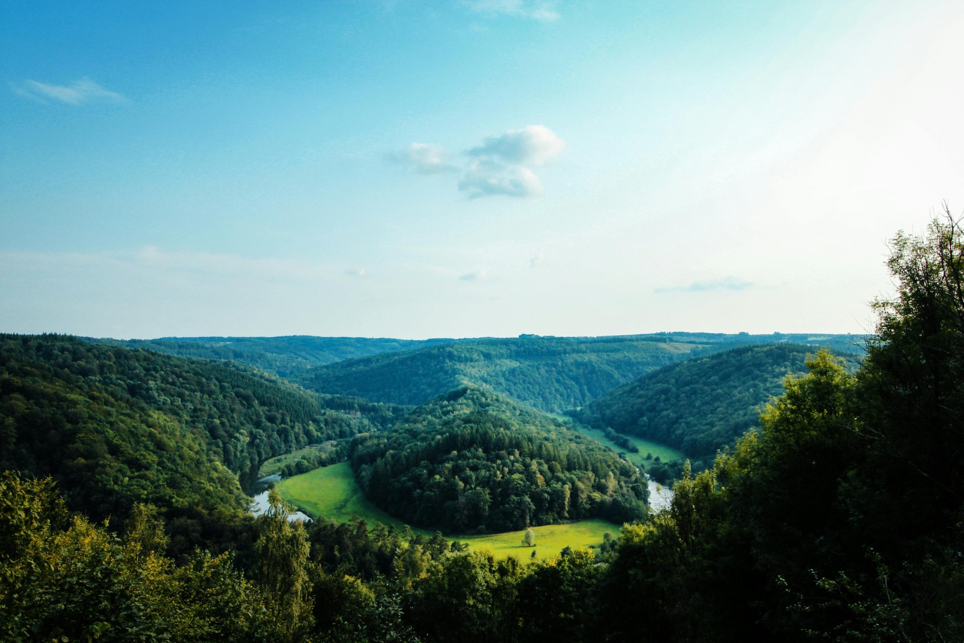 Erkunden Sie die idyllischen grünen Landschaften und die beschaulichen Flusstäler von Bouillon in Belgien, eingefangen an einem sonnigen Tag.